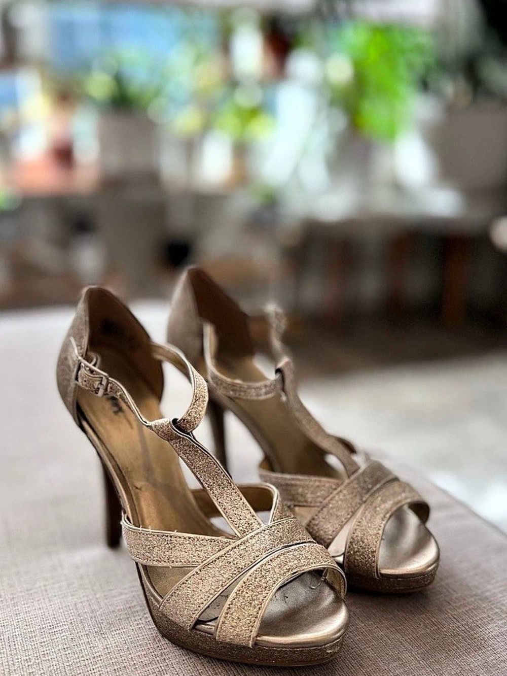 Fioni Champagne Gold Glitter Strappy Platform Heels – Size 8.5